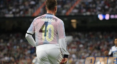 ויש גם הכנות לקראת הקלאסיקו. ראמוס עם מסי מתחת לחולצה ויש גם הכנות לקראת הקלאסיקו. ראמוס עם מסי מתחת לחולצה