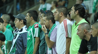 אוהדי חיפה בעכו. עודדו למרות התיקו המאכזב (עמית מצפה)