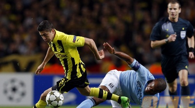 רוברט לבנדובסקי עובר את יאיא טורה (רויטרס)