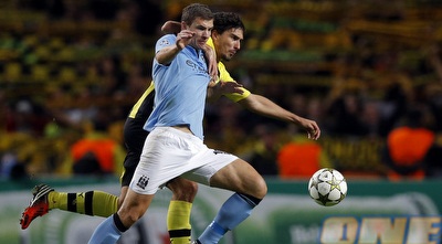 אדין דזקו דוהר עם מאטס הומלס על הגב (רויטרס)