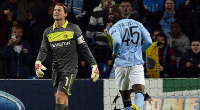 מריו באלוטלי לאחר הפנדל שכבש (רויטרס)