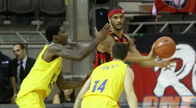 ג´וש דאנקן מול שחקני אשדוד (חגי ניזרי)