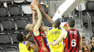 דיימון סימפסון ולימונד נאבקים על כדור (חגי ניזרי)