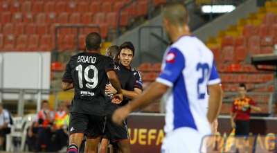 לוי מביט בשחקני ליון חוגגים (שי לוי)