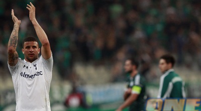 קייל ווקר מודה לאוהדי טוטנהאם (רויטרס) קייל ווקר מודה לאוהדי טוטנהאם (רויטרס)