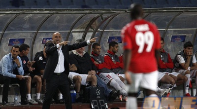 אבוקסיס מחלק הוראות בפורטוגל (רויטרס)