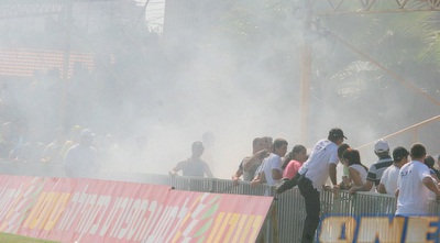 האבוקה ביציע במשחק הנוער (משה חרמון)