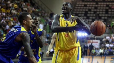 ג´יימס מאבד את הכדור מול סימפסון (יוסי ציפקיס)