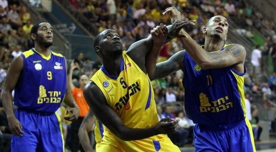 ג´יימס במאבק מתחת לסל (יוסי ציפקיס)