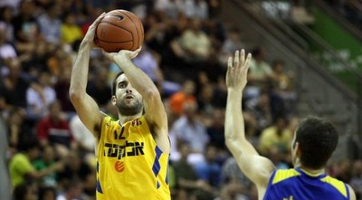 אוחיון עולה לסל, יזרעאלי לא מצליח להפריע (יוסי ציפקיס)