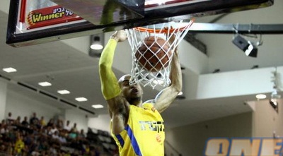 דייויד לוגאן מטביע את רוממה (יוסי ציפקיס)