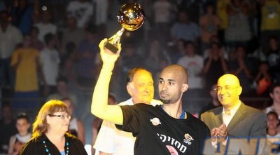 דייויד לוגאן. משחק מצוין שלו (יוסי ציפקיס)