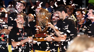 שחקני מכבי חוגגים (יוסי ציפקיס)