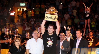 גיא פניני מניף את גביע ווינר (יוסי ציפקיס)