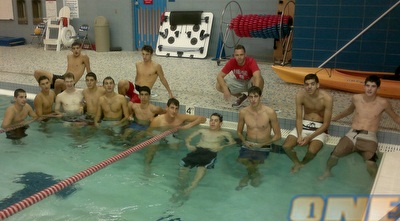 שחקני הנוער של הפועל נהנים בבריכה (הפועל ת&qout;א)