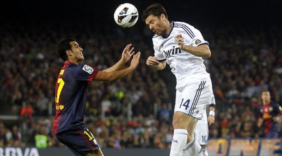 אלונסו נאבק על הכדור עם פדרו (רויטרס) אלונסו נאבק על הכדור עם פדרו (רויטרס)