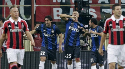 שחקני אינטר חוגגים עם סמואל (רויטרס)