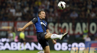 קסאנו מתעופף לעבר הכדור בסן סירו (רויטרס)