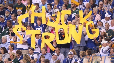 אוהדי הקולטס במסך תמיכה למאמנם (GettyImages)