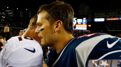 בריידי מתחבק עם מאנינג לאחר המשחק. שנייהם מהגדולים ביותר (GettyImages)