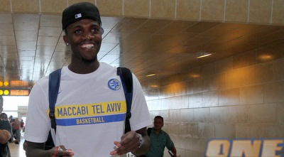 שון ג&acute;יימס (יניב גונן)