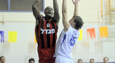 אופיר הובר מנסה לעצור את קרייג סמית´ (יניב גונן)