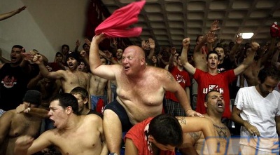 אוהדי הפועל ת&qout;א בטירוף (יוסי ציפקיס)