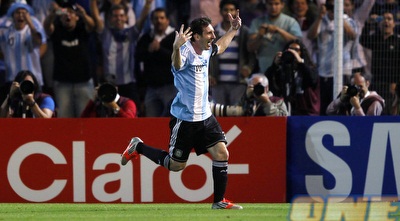 מסי בטירוף אחרי השני שלו והשלישי של ארגנטינה (רויטרס) מסי בטירוף אחרי השני שלו והשלישי של ארגנטינה (רויטרס)