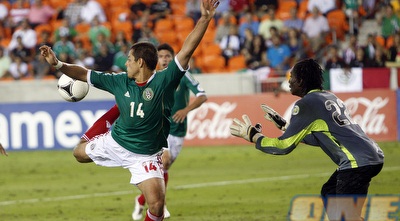 צ´יצ´אריטו מנסה עקב (GettyImages) צ´יצ´אריטו מנסה עקב (GettyImages)