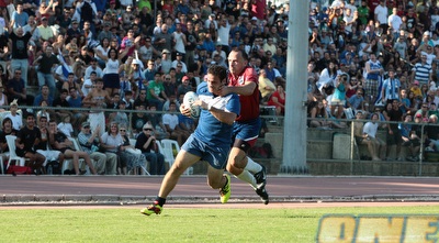 אדריאן ריינסטן פורץ קדימה