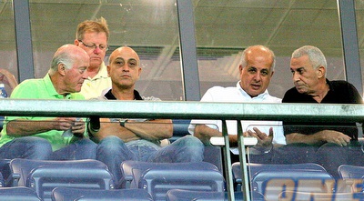 חלובה משוחח עם קשטן. ממלא המקום הביא את המאמן לשעבר לוועדת האיתור (משה חרמון)