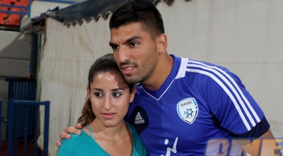 אריאל הרוש ואוהדת צעירה (חגי ניזרי)