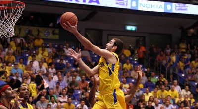 יוגב אוחיון בדרך לסל (שי לוי)