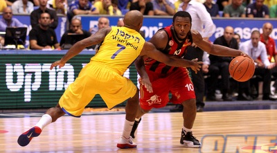 ג´ייקוב פולן עובר את ריקי היקמן (שי לוי)