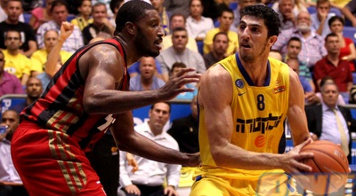 ליאור אליהו מנסה לעבור את קרייג סמית´ (שי לוי)