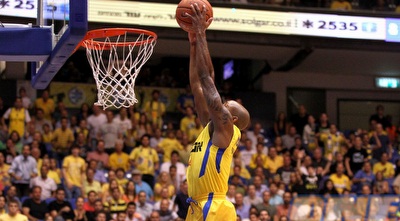 ריקי היקמן קולע (שי לוי)