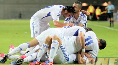 יש ערמה של חבר&acute;ה על הדשא, שחקני הצעירה חוגגים (משה חרמון)