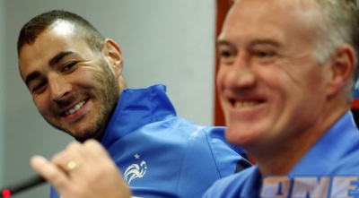 בנזמה ודשאן מחויכים במסיבת העיתונאים לקראת המשחק (רויטרס)