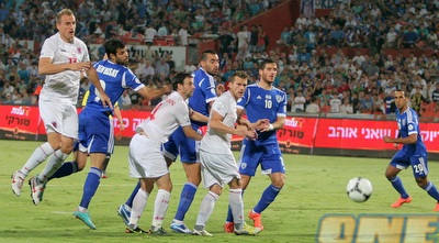 עדן בן בסט נוגח החוצה (משה חרמון)