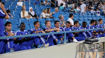 שחקני הנבחרת הצעירה צופים במשחק (יוסי ציפקיס)