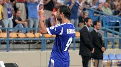 עדן בן בסט חוגג עם האוהדים (משה חרמון)