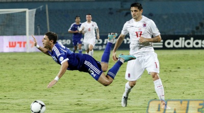 מריו מוץ´ מכשיל את מאור מליקסון (יוסי ציפקיס)