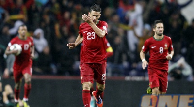 שחקני פורטוגל ממהרים לקו האמצע אחרי השוויון (רויטרס)