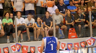 אייל הורן משעשע את הקהל במחצית (יניב גונן)