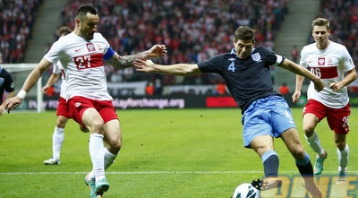 סטיבן ג´רארד בתוך הרחבה הפולנית (רויטרס)