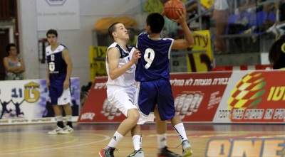 ג&acute;ייסון סנצ&acute;ס מול רז ענבר שהפגין יכולת מעולה (חגי ניזרי)