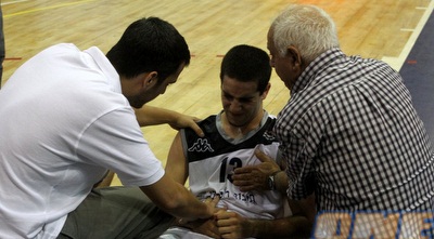 יונתן אראל על הפרקט לאחר שנפגע (חגי ניזרי)