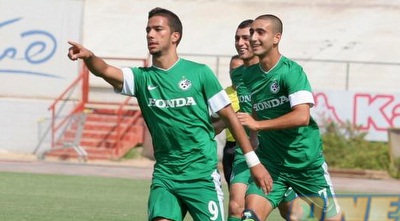 שובל גוזלן חוגג עם חבריו את השער הראשון (משה חרמון)