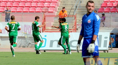 שי מלכה רואה את שחקני חיפה חוגגים (משה חרמון)