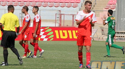 יוני אוזן ושחקני ב&qout;ש אחרי החמצת הפנדל (משה חרמון)